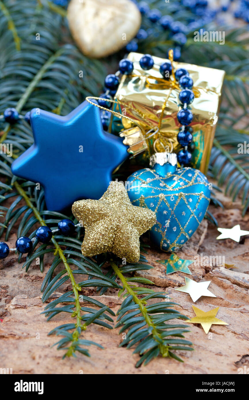 Dekorationin Blau und Gold  zu Weihnachten auf Tannenzweigen Stock Photo