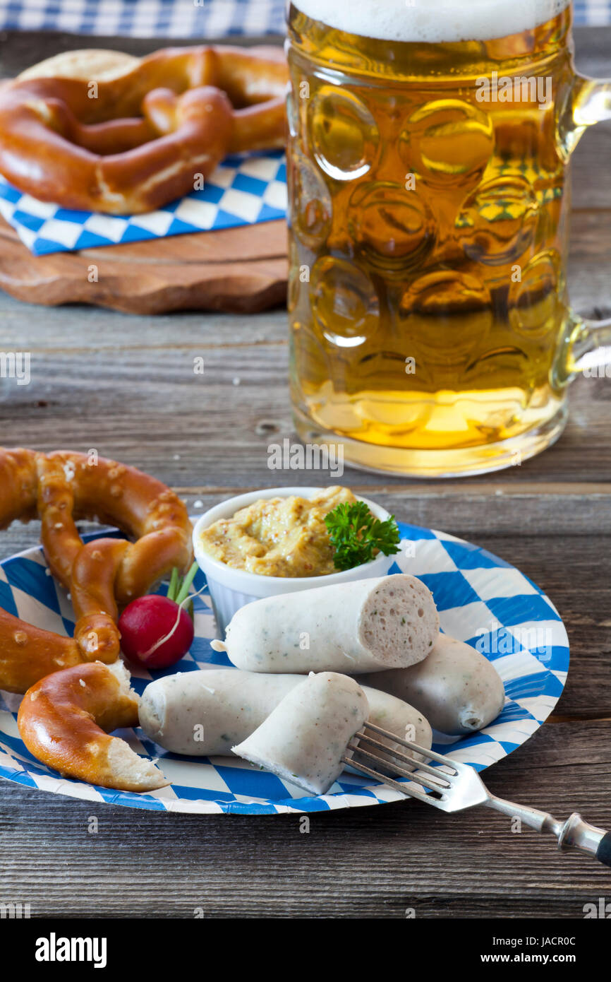 Oktoberfest Mahlzeit mit Weißwurst, Senf, Brezeln und einem kühlen Bier auf einem rustikalem Holztisch Stock Photo
