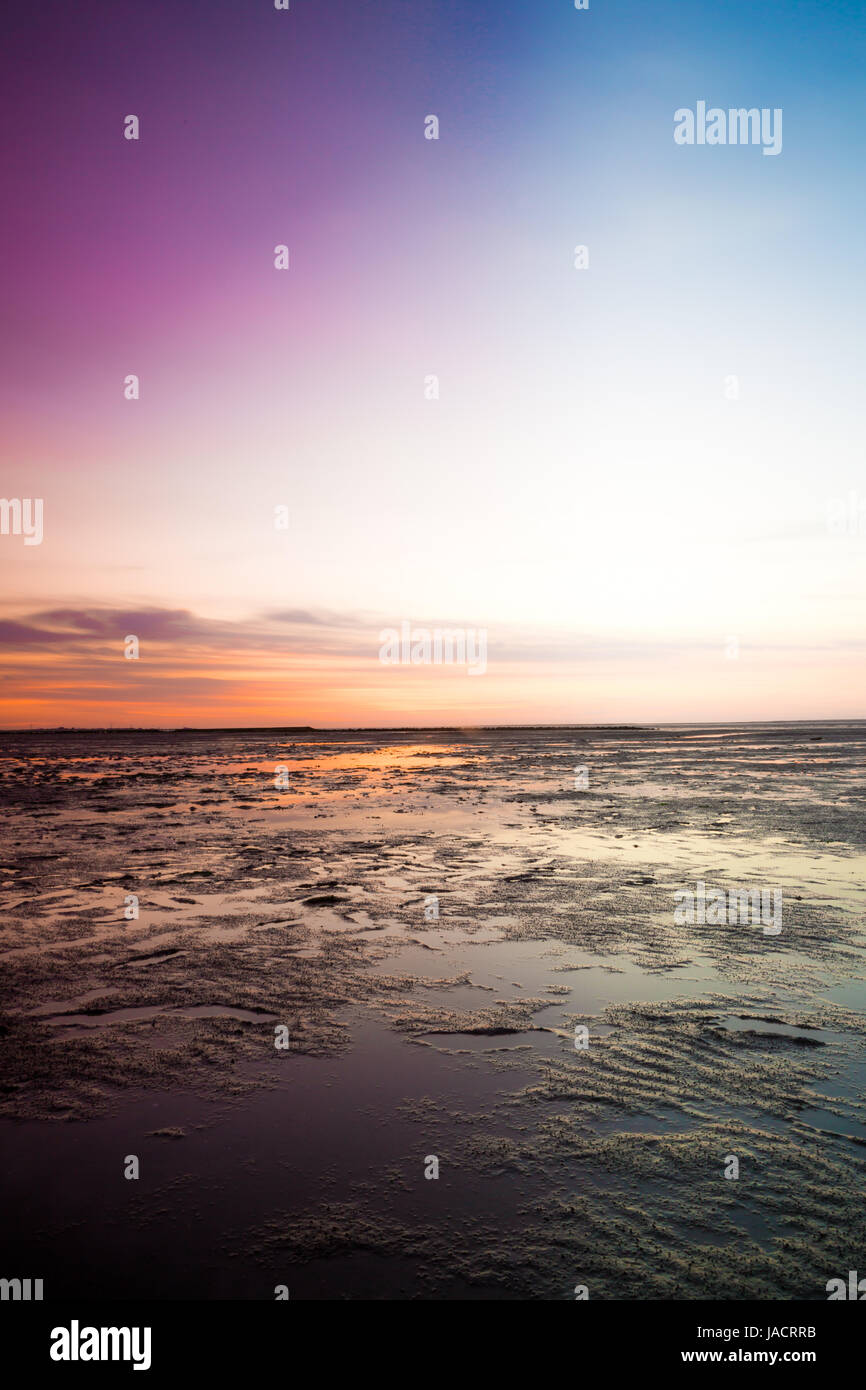 Pink cloud sunset over ocean hi-res stock photography and images - Alamy