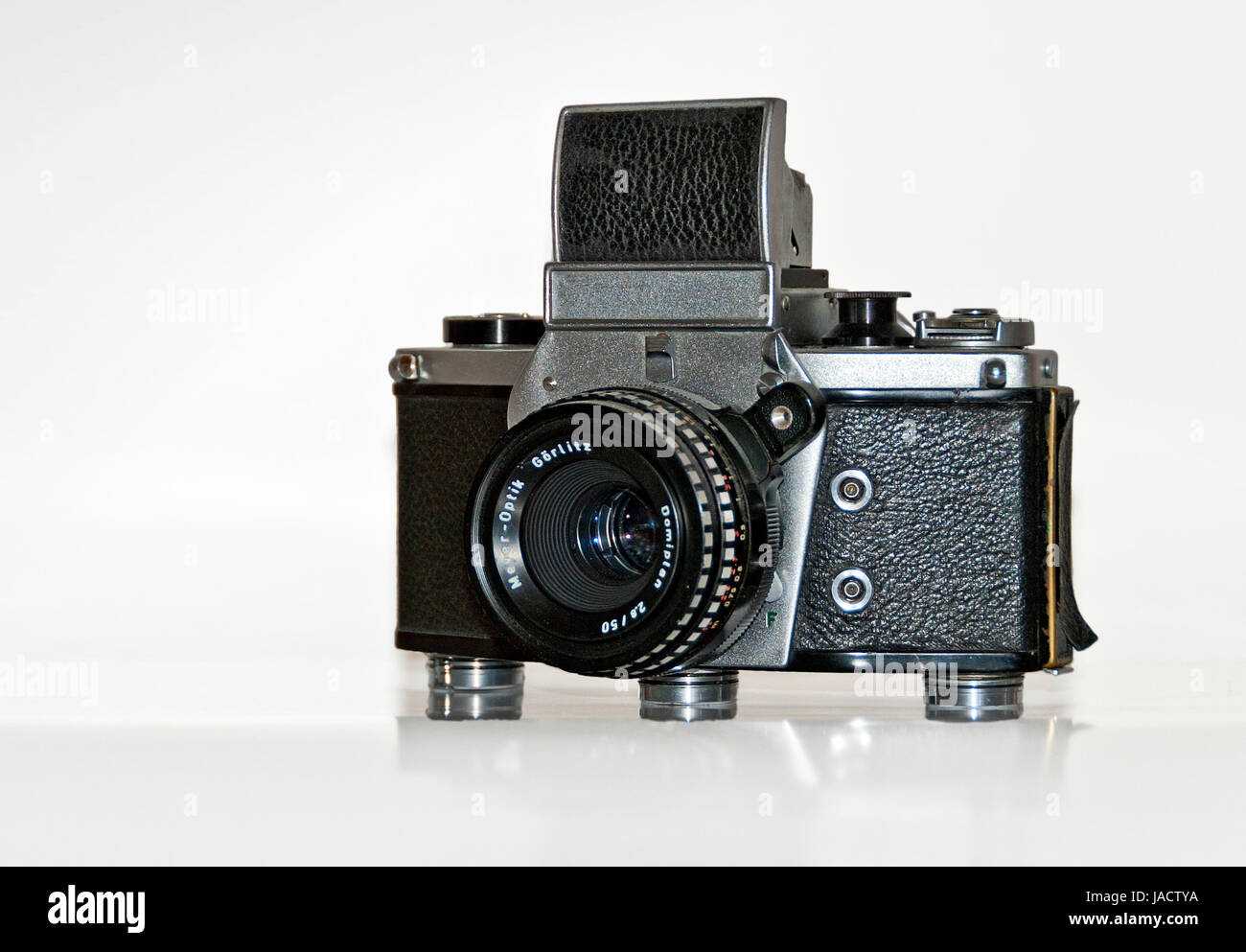 Alte mechanische Spiegelreflexkamera mit Lichtschachtsucher;Old  mechanically operated single-lens reflex camera with light shaft viewfinder  Stock Photo - Alamy