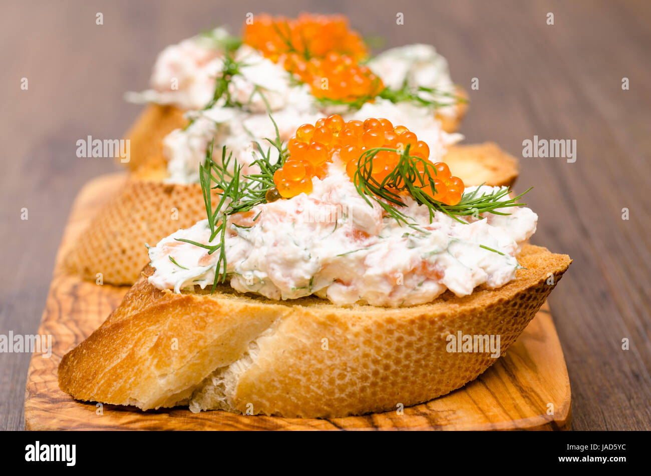 Drei Crostini mit Lachs und Kaviar von der Forelle Stock Photo - Alamy