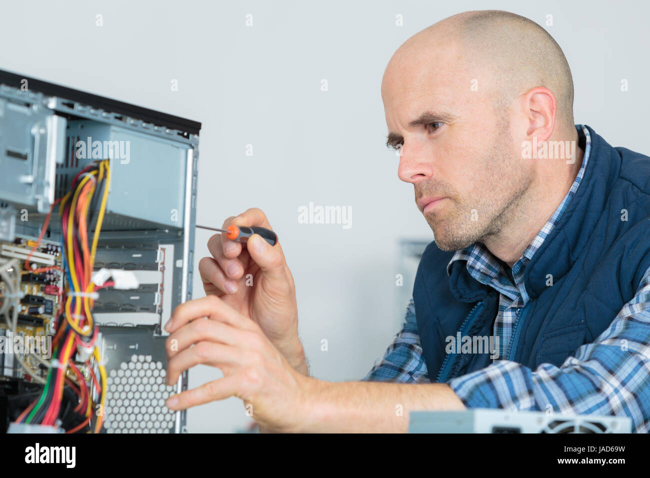 Computer specialist hold cables hi-res stock photography and images - Alamy