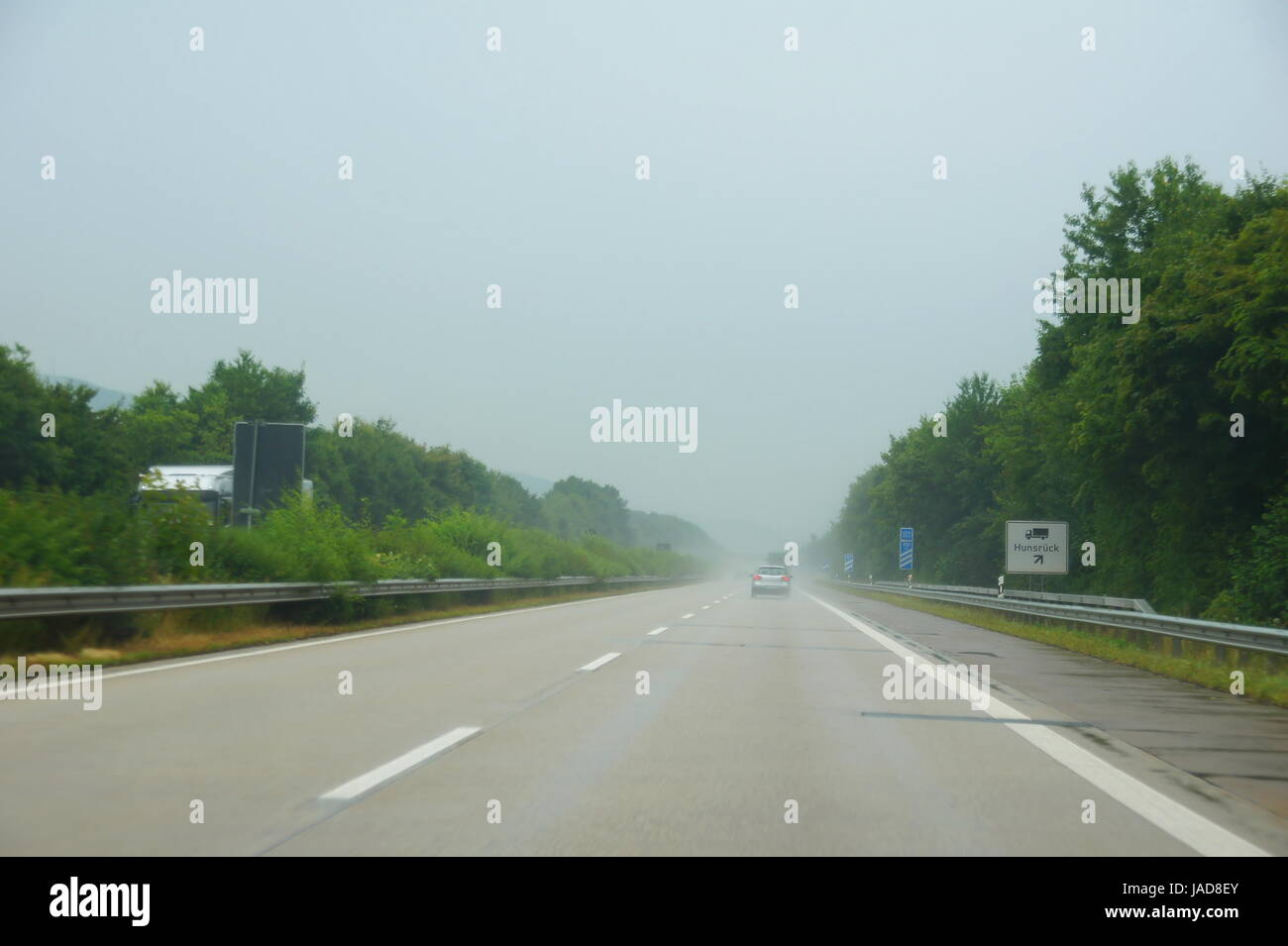 schlechte Sicht bei nasser Autobahn Stock Photo