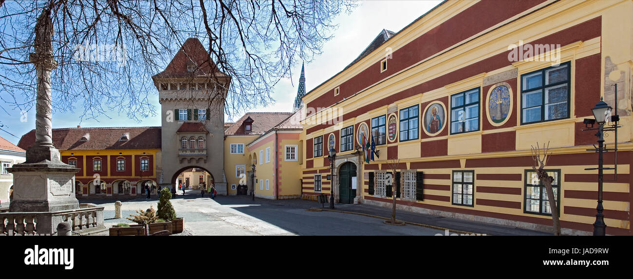 Panorama von Rathaus und Heldenturm in Köszeg,Ungarn; panoramic view of townhall and herotower of Köszeg, Hungary Stock Photo