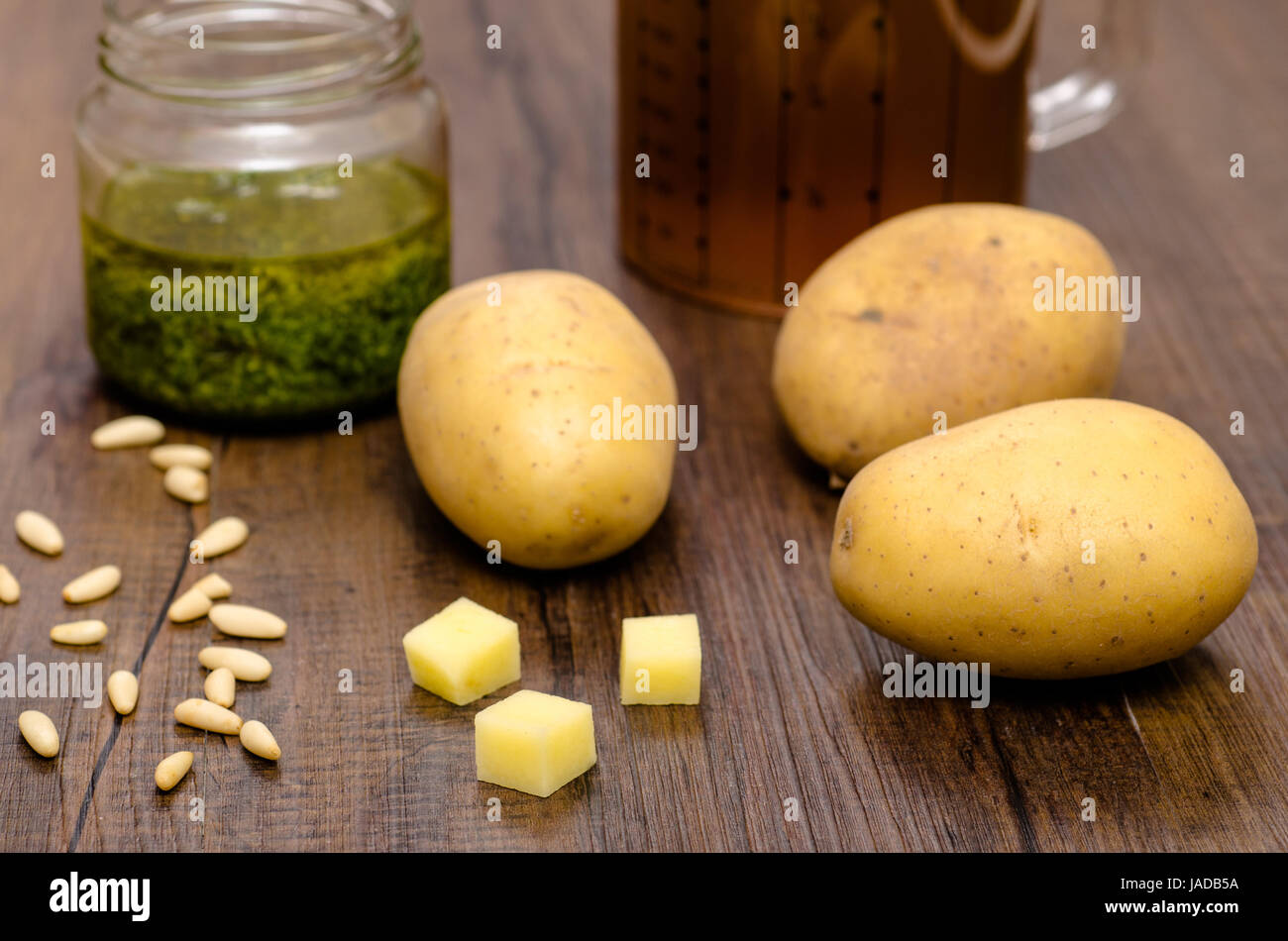 Rohe Kartoffeln mit Pesto und Brühe als Zutaten Stock Photo