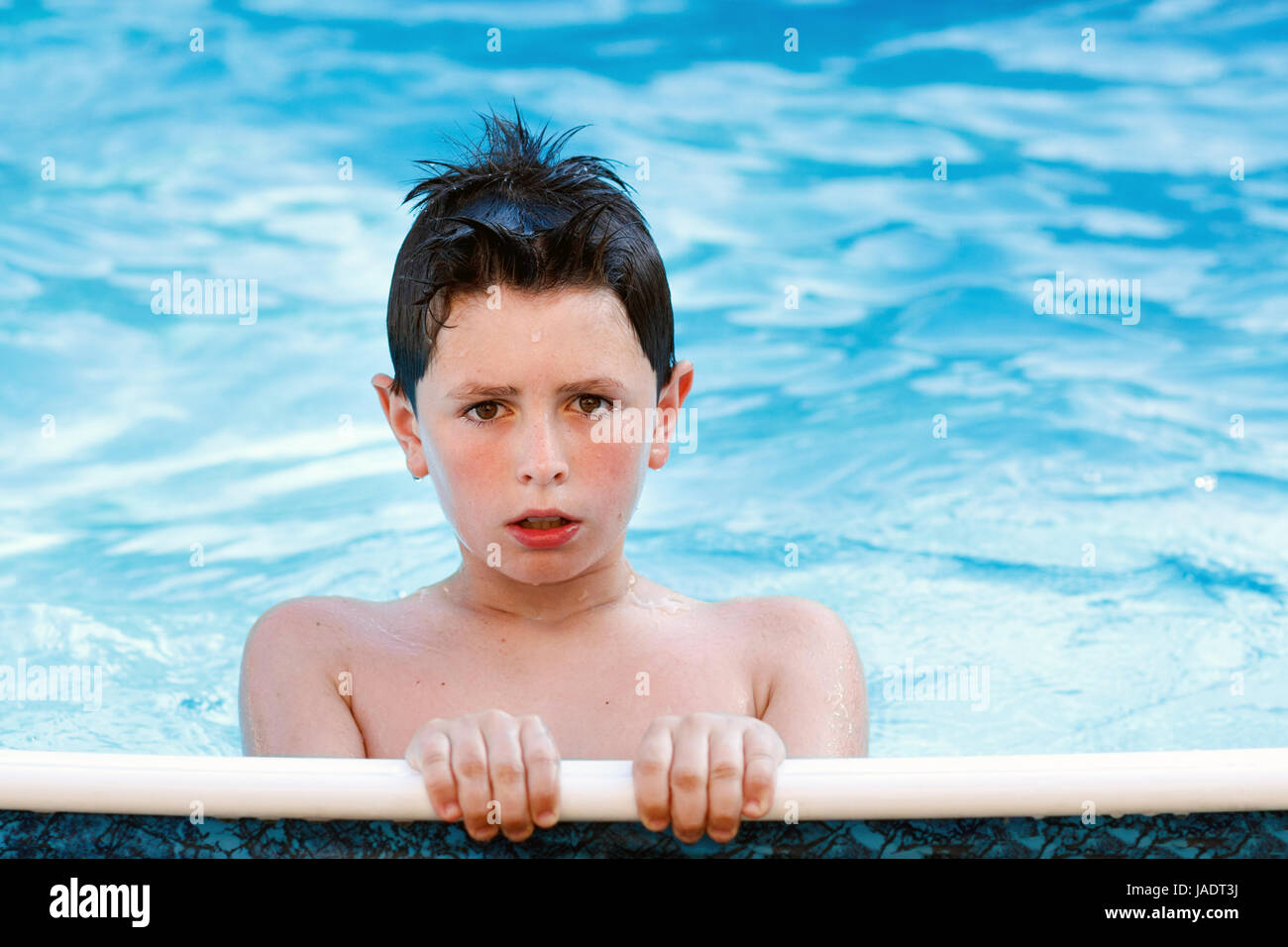 Ноги мальчиков в бассейне. Юноши в бассейне. Мальчишки в бассейне. Мальчики в бассейне. Ноги мальчиков в бассейне.