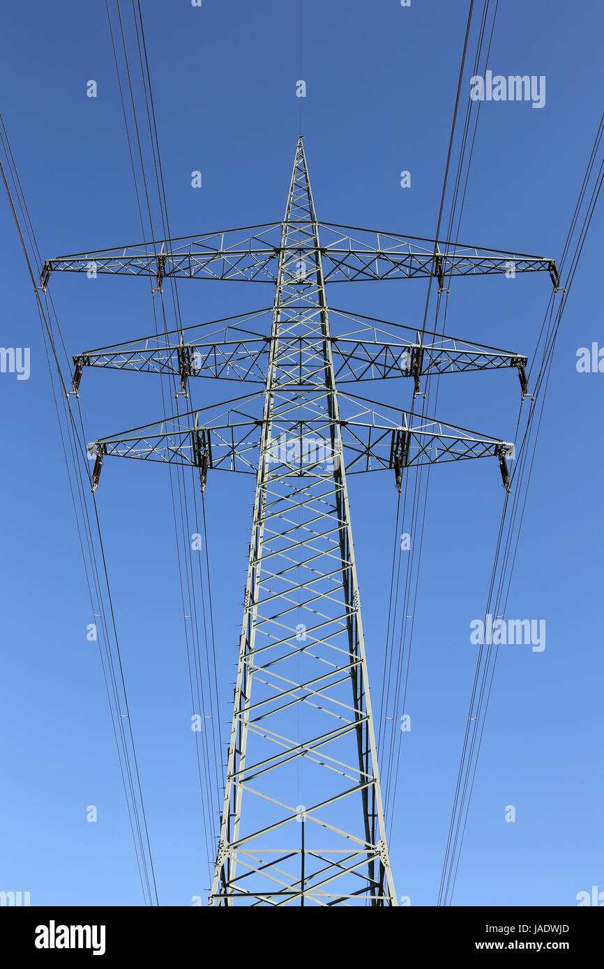 Hochspannungsmast vor einem blauen Himmel, Thema Energie Stock Photo