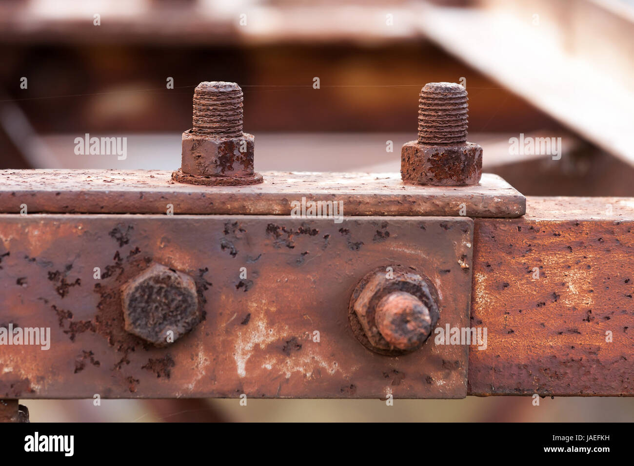 Болт с гайкой на конце. Коррозия металла. Ржавая железная шина. Ржавый болт для колеса. Ржавый металл.