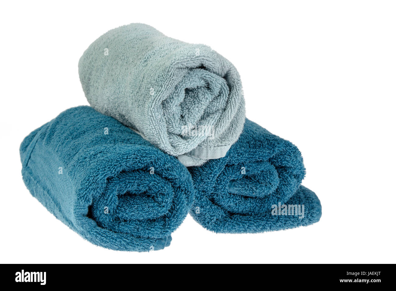 Aufgerollte Handtücher freigestellt auf weißem Hintergrund - Rolled up blue  towels isolated on white background Stock Photo - Alamy