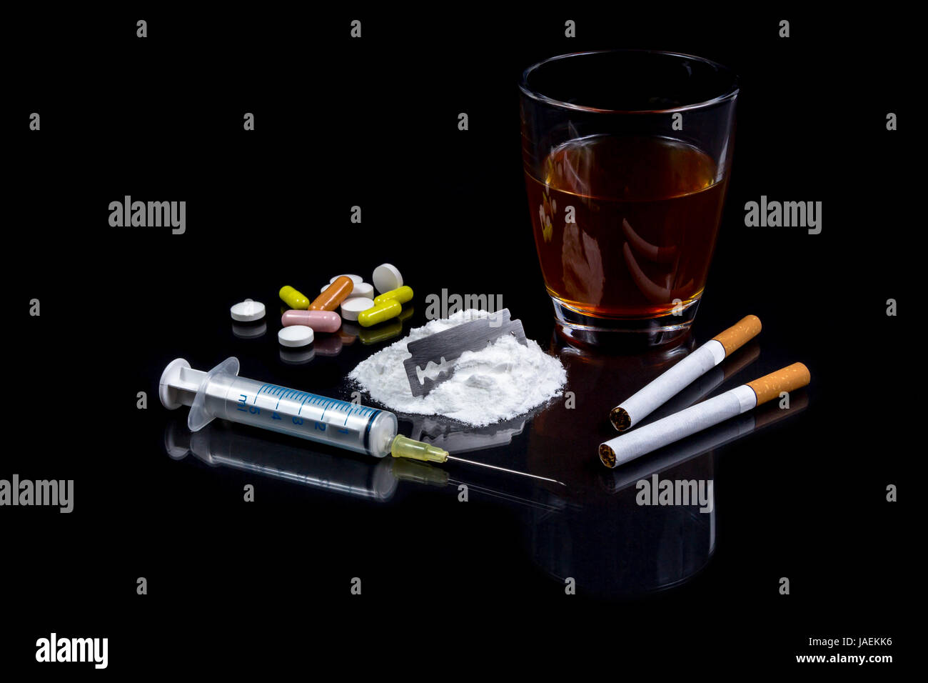 Verschiedene harte drogen wie Kokain, Tabletten, Alkohol und Tabak- Collection of different hard drougs Heroin, Pills, Tobacco and Alcohol Stock Photo