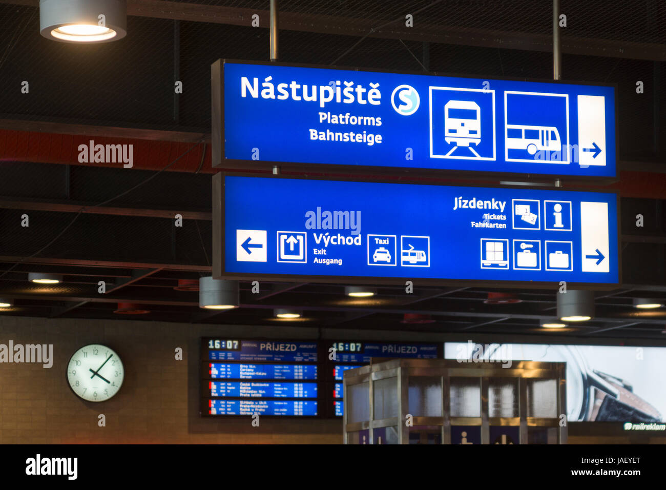 A multilingual information and directions sign in Czech, English and German at Prague Main Railway Station (Praha hlavní nádraží). Czech Republic Stock Photo