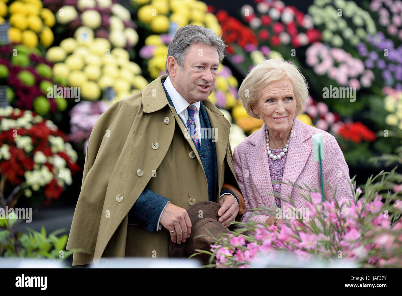 Chatsworth, Derbyshire, UK. 6th June, 2017. 6th June 2017. Chatsworth Royal Horticultural Society Flower Show. Picture shows TV presenters Alan Titchmarsh and Mary Berry opening the Royal Horticultural Flower Show at Chatsworth House in Derbyshire. Credit: Howard Walker/Alamy Live News Stock Photo