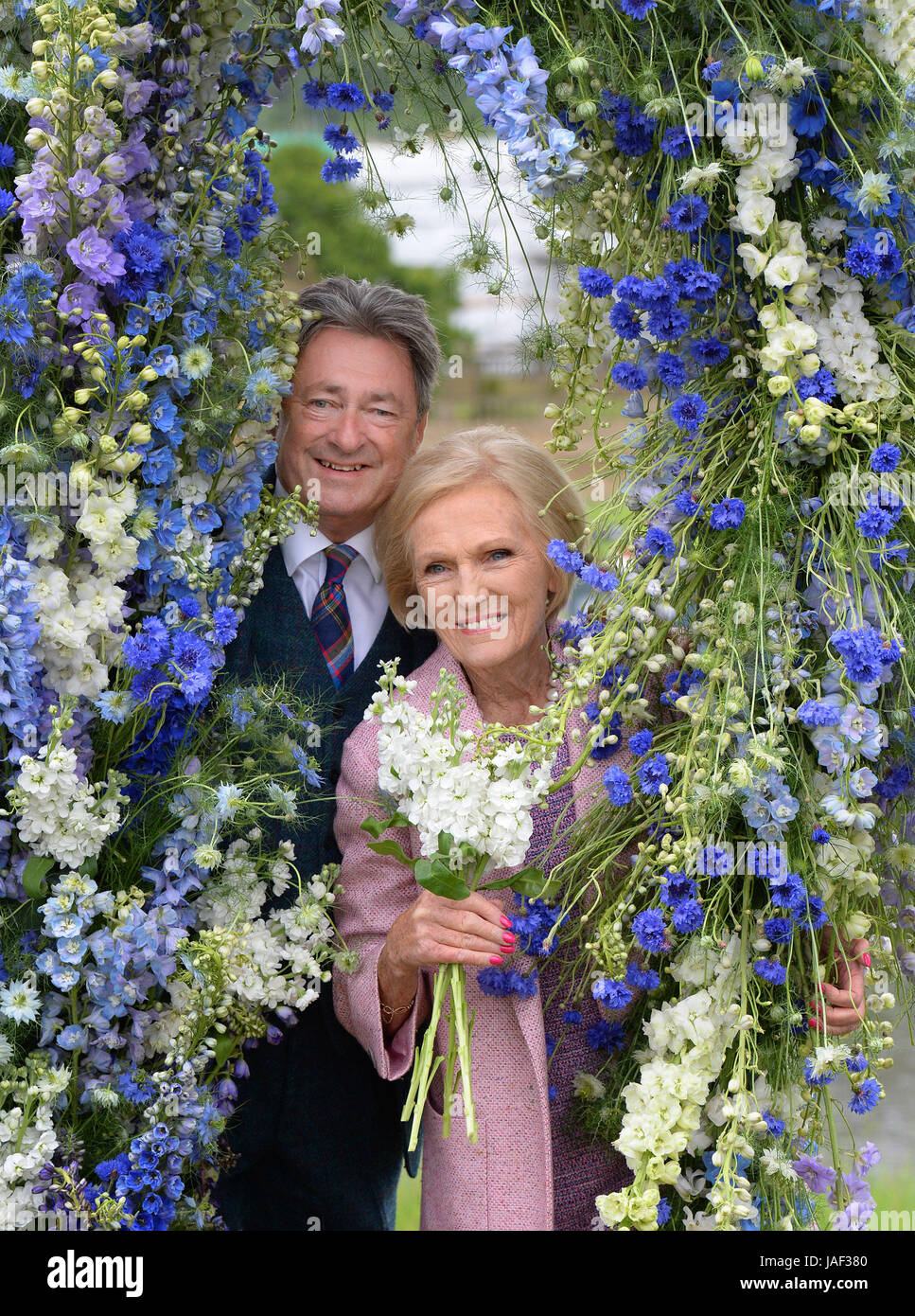 Chatsworth, Derbyshire, UK. 6th June, 2017. 6th June 2017. Chatsworth Royal Horticultural Society Flower Show. Picture shows TV presenters Alan Titchmarsh and Mary Berry open the Chatsworth Royal Horticultural Societies Flower Show at Chatsworth House in Derbyshire. Credit: Howard Walker/Alamy Live News Stock Photo