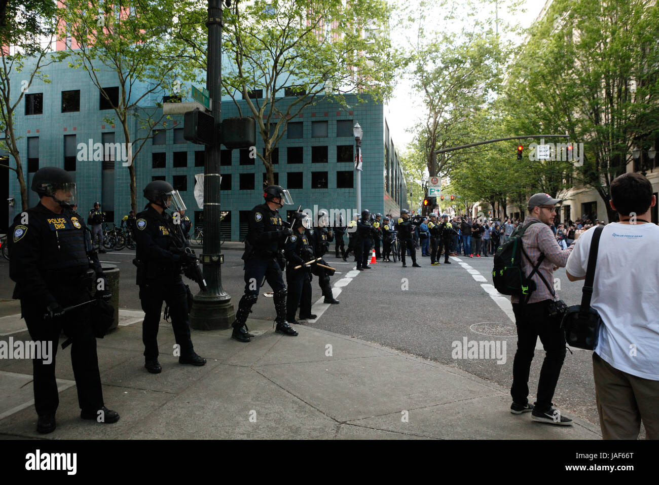 Portland, USA. 04th June, 2017. Riot police move in on anti-fascist ...