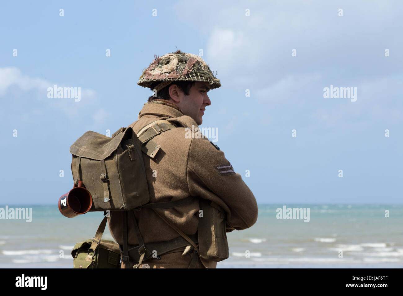 Normandy, France. 6th June 2017, Arromanches-les-Bains. The British Gold beach sector of the Normandy landings is full of visitors who gather for one of the popular commemorations of the 6th June D-Day schedule. Dozens of veterans attend a service despite gale force winds and persistent showers. The town which is home to the Mulberry Harbour is alive with period costume, vintage vehicles and a celebratory atmosphere. Credit: Wayne Farrell/Alamy News Stock Photo