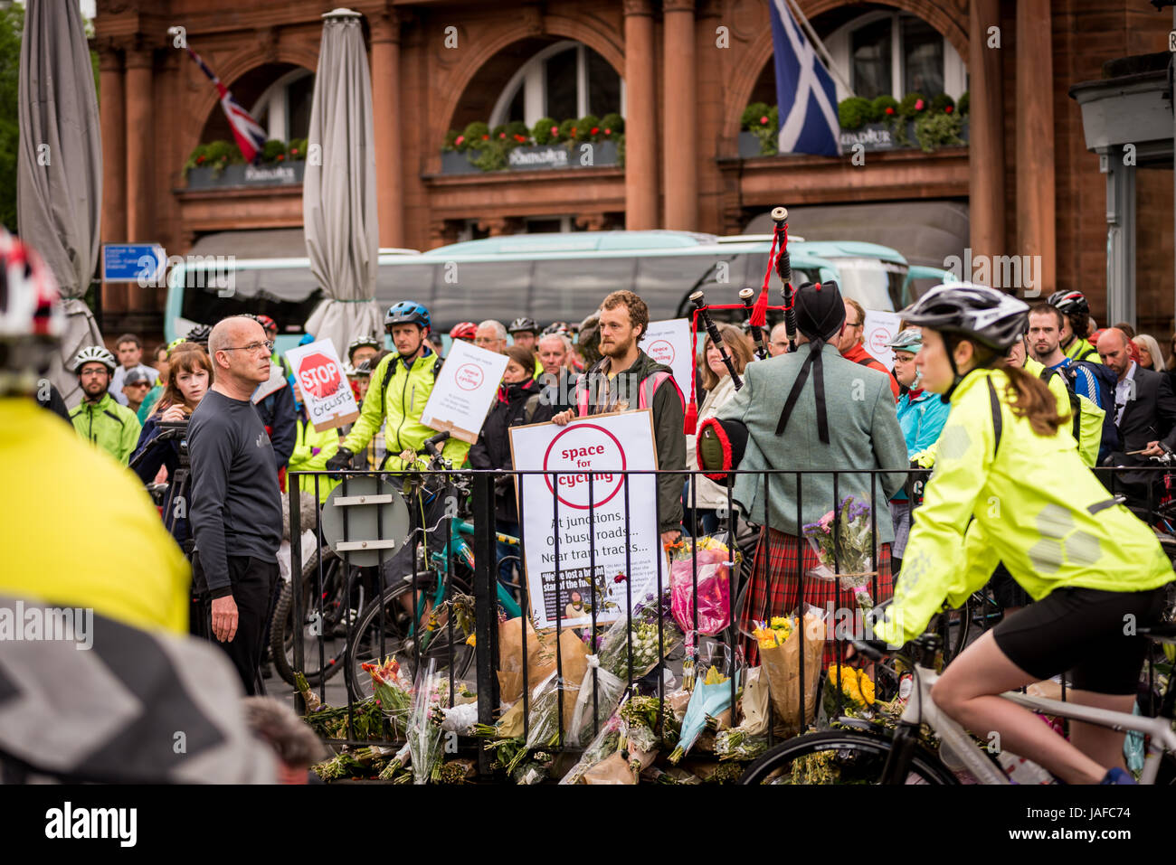 Edinburgh, UK. 7th Jun, 2017. Cyclists gathered at 8.30am on Wed 7 June 2017 in Edinburgh, Scotland, to commemorate medical student Zhi Min Soh with one minute's silence and a piper’s lament. She died one week earlier when her bike wheel got caught in the tram tracks on on Shandwick Place, Edinburgh. Credit: Andy Catlin/Alamy Live News Stock Photo