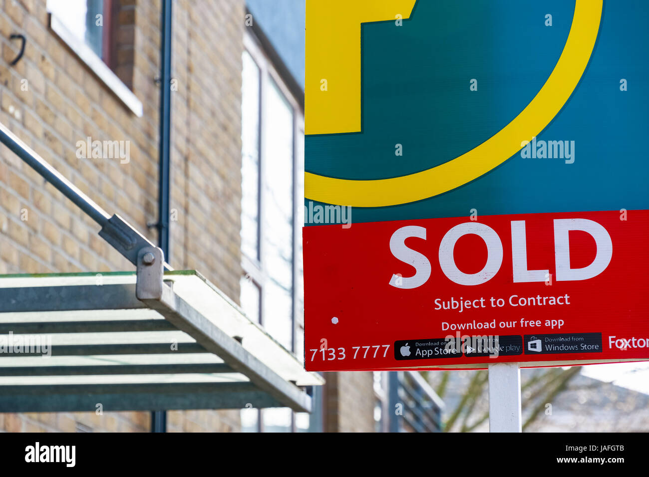 House Sold Sign Uk High Resolution Stock Photography and Images - Alamy