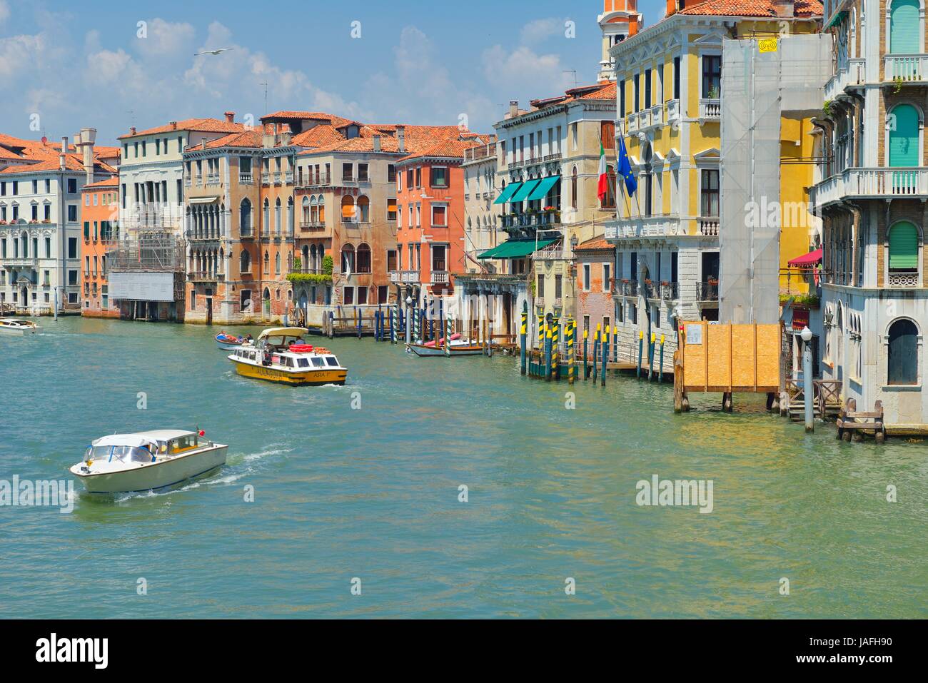 Gorgeous view of the Grand Canal and Basilica Santa Maria della Salute ...