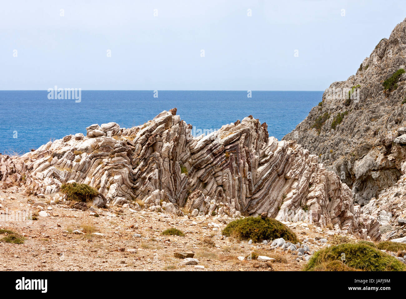 Scavo piccozza nella sporcizia sul suolo roccioso Foto stock - Alamy
