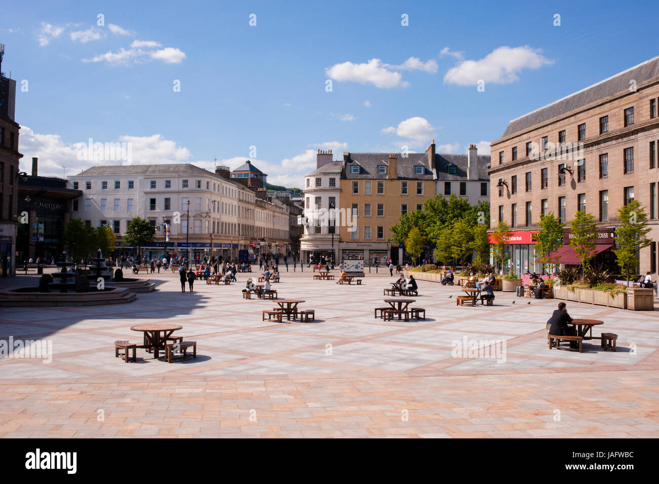 Dundee city square and The Caird Hall. Dundee, Scotland.Situated on the north bank of Firth of Tay Dundee is the fourth-largest city in Scotland. Stock Photo