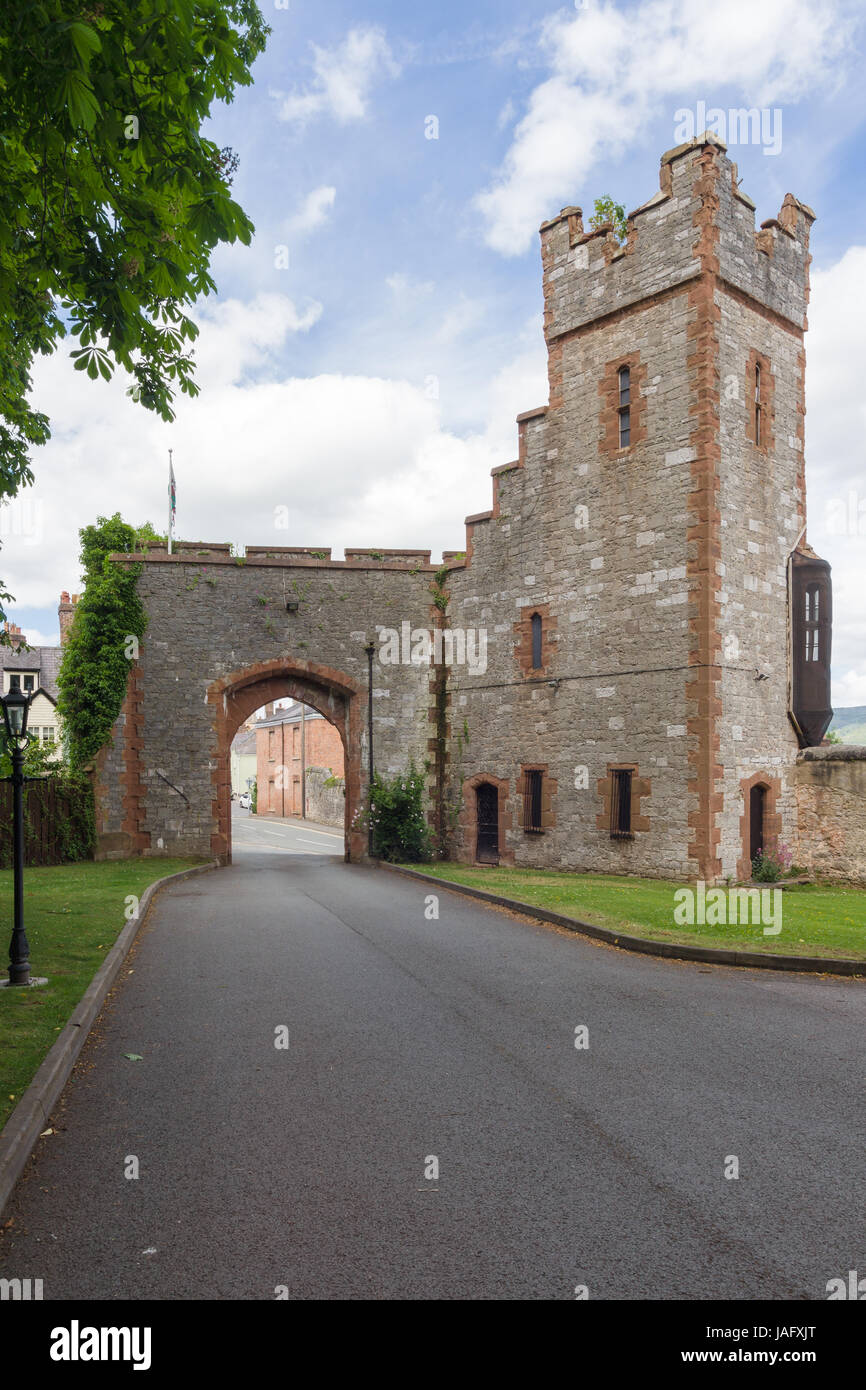 Ruthin Castle hotel gatehouse and driveway built in the late 13th century by Dafydd ap Gruffydd, the brother of Prince Llywelyn ap Gruffudd Stock Photo