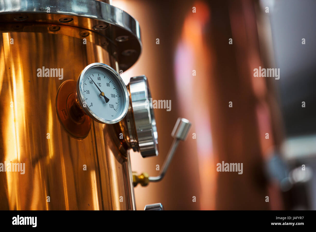 https://c8.alamy.com/comp/JAFYR7/close-up-of-a-gauge-on-a-copper-brew-kettle-or-fermentation-chamber-JAFYR7.jpg