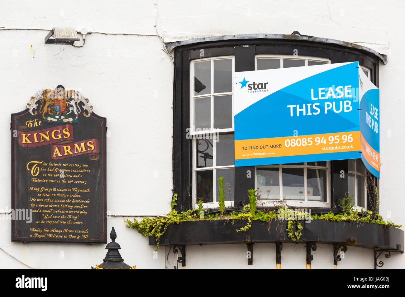 Lease this pub sign at the Kings Arms pub at Weymouth, Dorset UK in June Stock Photo