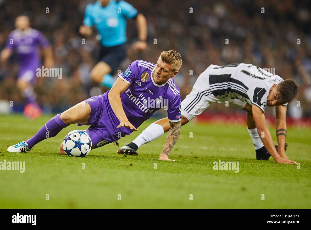 UEFA Champions League, Final, Cardiff, June 03 2017 Toni KROOS, Real Madrid  8 compete for the ball against Paulo DYBALA, JUVE 21 REAL MADRID Stock  Photo - Alamy