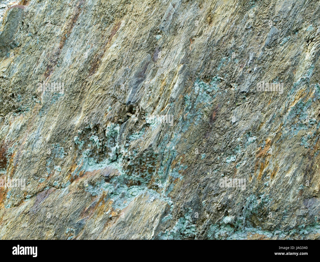 formatfüllende Aufnahme feiner Gesteinsschichten mit Grünspanablagerungen; Fundort: Südtirol Stock Photo
