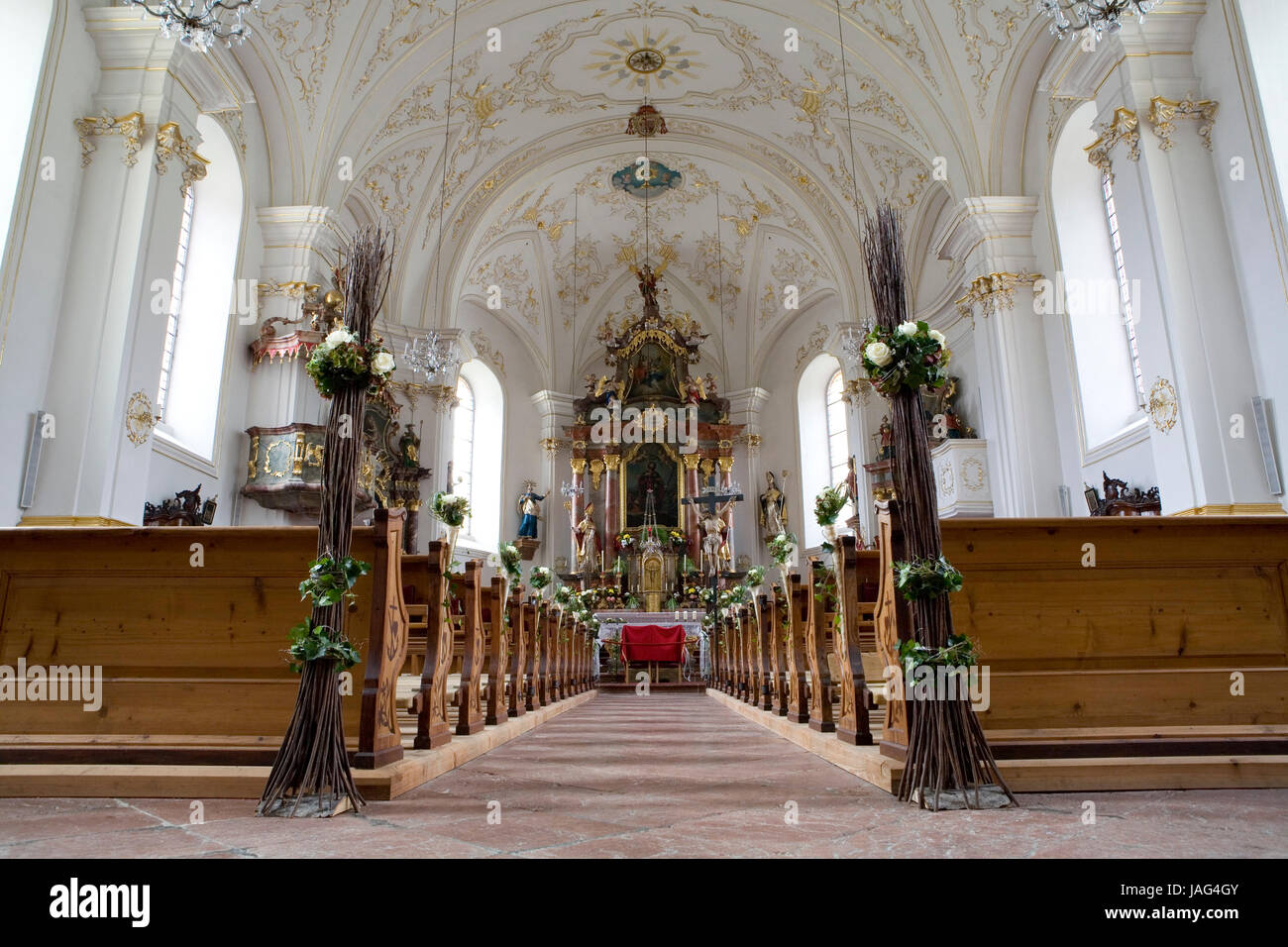 Hochzeitsdekoration in der Pfarrkirche St. Jakobus dem Älteren , Salzburg, Österreich, Unken Stock Photo