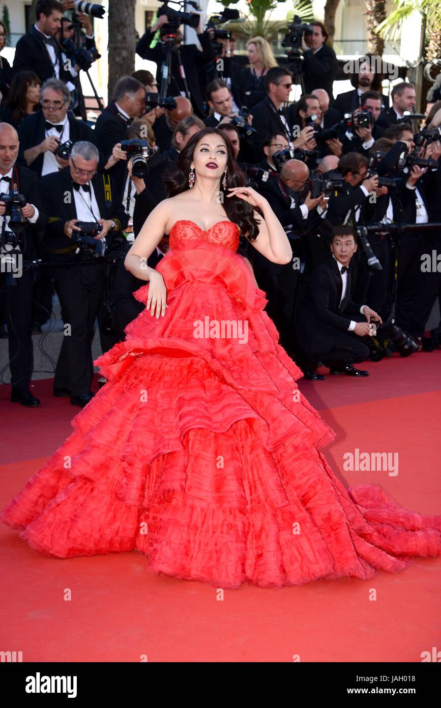 red carpet aishwarya rai gown