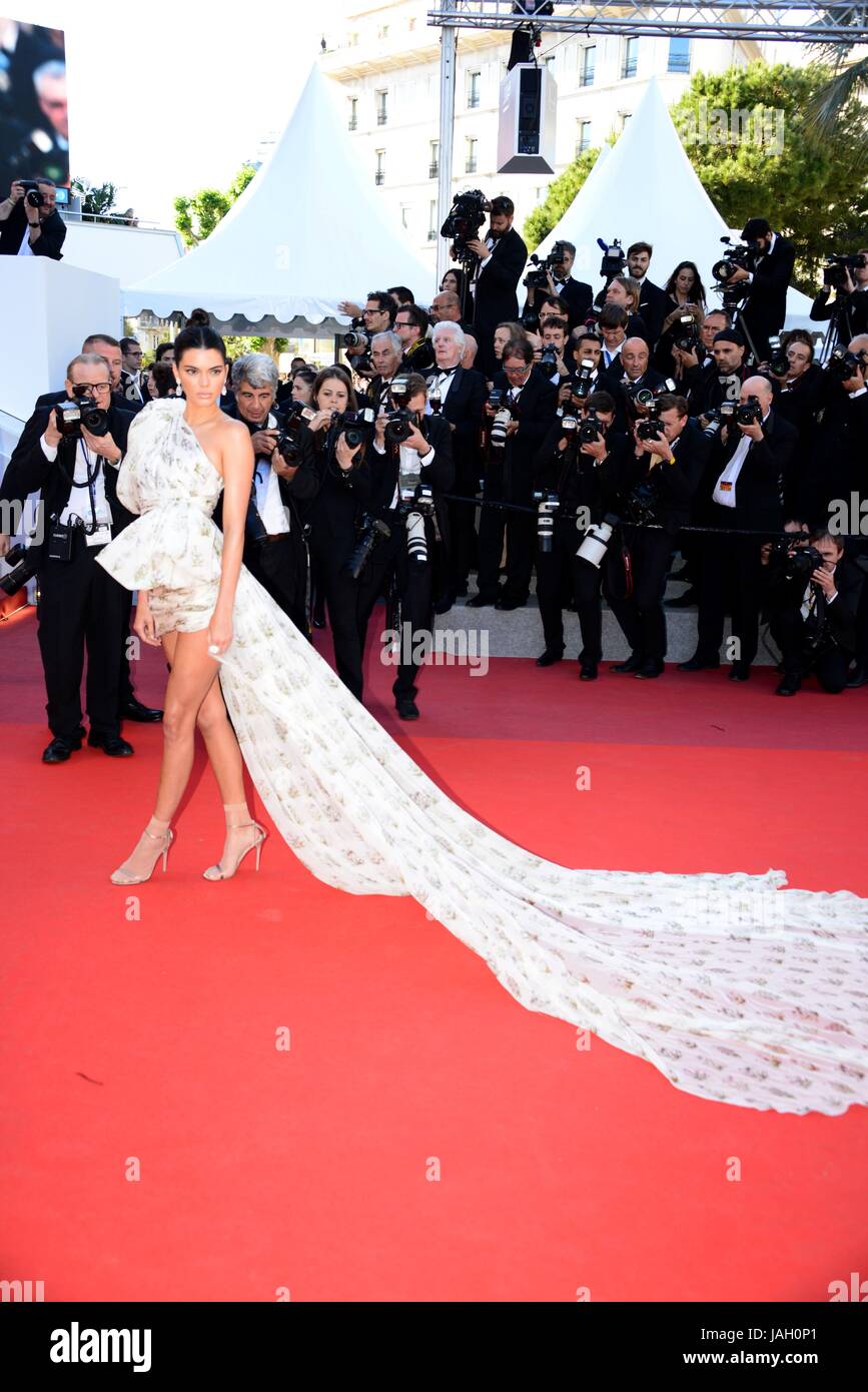 Kendall Jenner (Giambattista Valli dress) Arriving on the red carpet ...