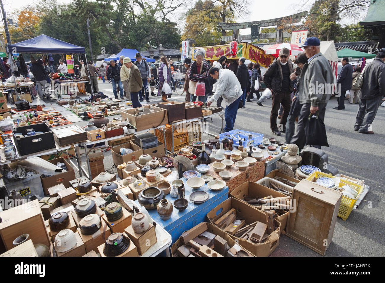 Japan,Kyoto,Kitano Temmangu shrine,flea market Stock Photo - Alamy