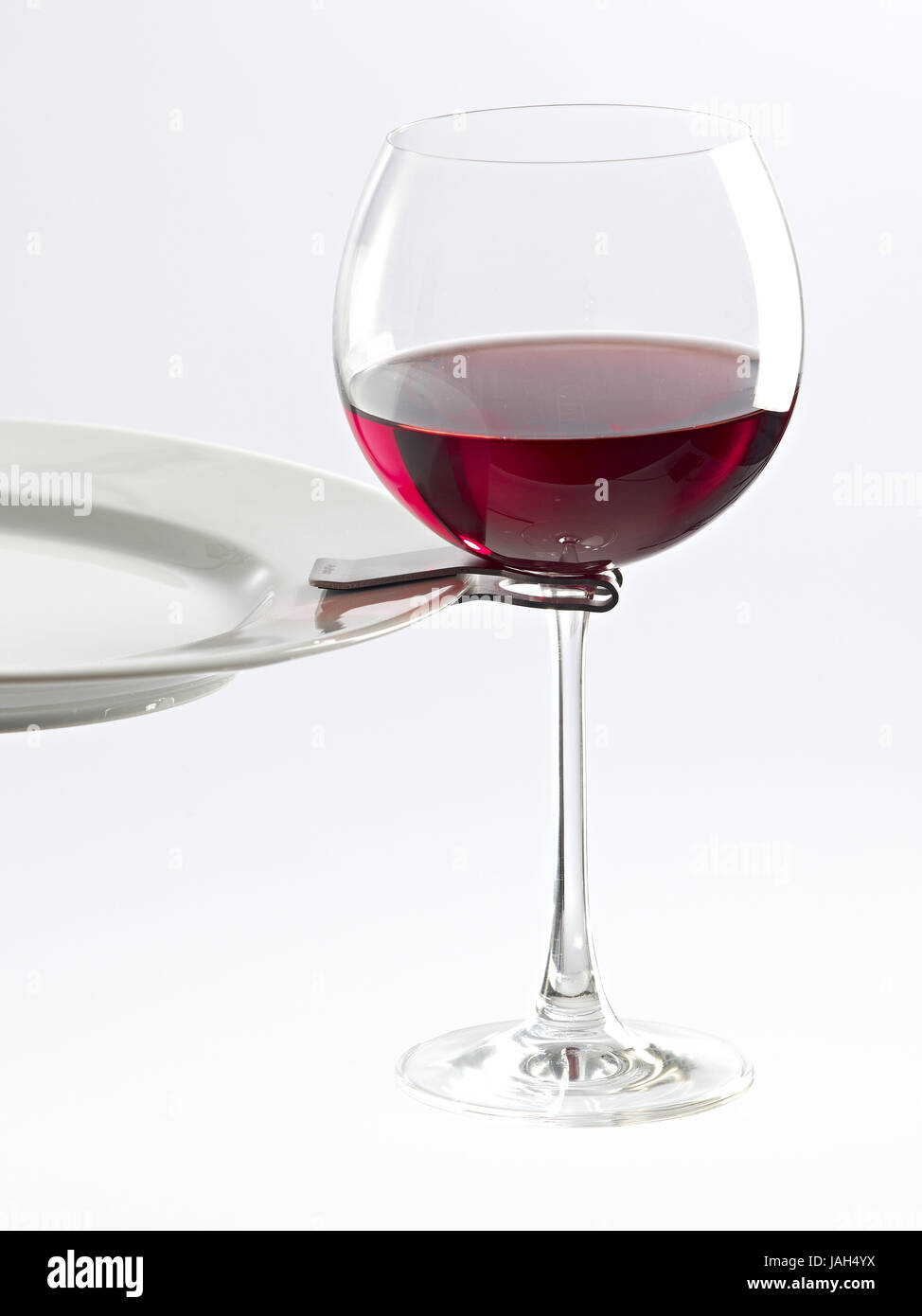 Wineglass,plate,glass clip,party,standing party,party accessories,party accessories,glass,clip,fastening,mounting,wineglass clip,party clip,wineglass connecting terminal,wineglass connecting terminal,party glass clamp,party-glass clamp,glass clamp,party glass clip,plate butler,plate butler,object photography,comfortably,handily,practically,hang up,with one hand,glass,glass,wineglass,red wine glass,red wine,medium close-up,detail,curled,studio,snack,snack,Fingerfood, Stock Photo