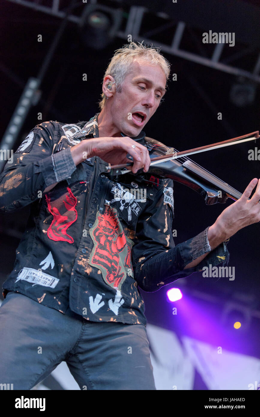 Levellers folk band fiddle player, Jon Sevink performing at Wychwood Festival. Cheltenham, UK Stock Photo