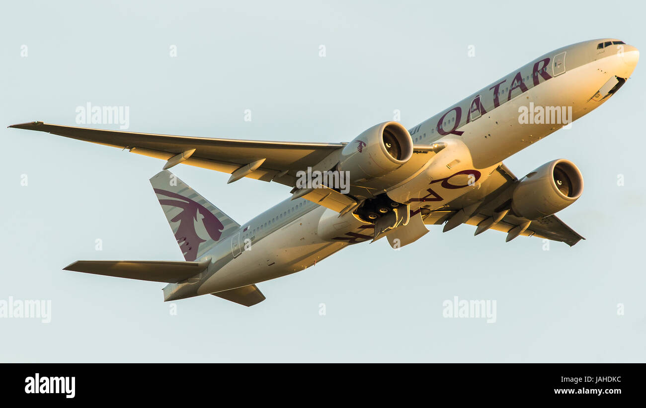 Qatar airways hi-res stock photography and images - Alamy