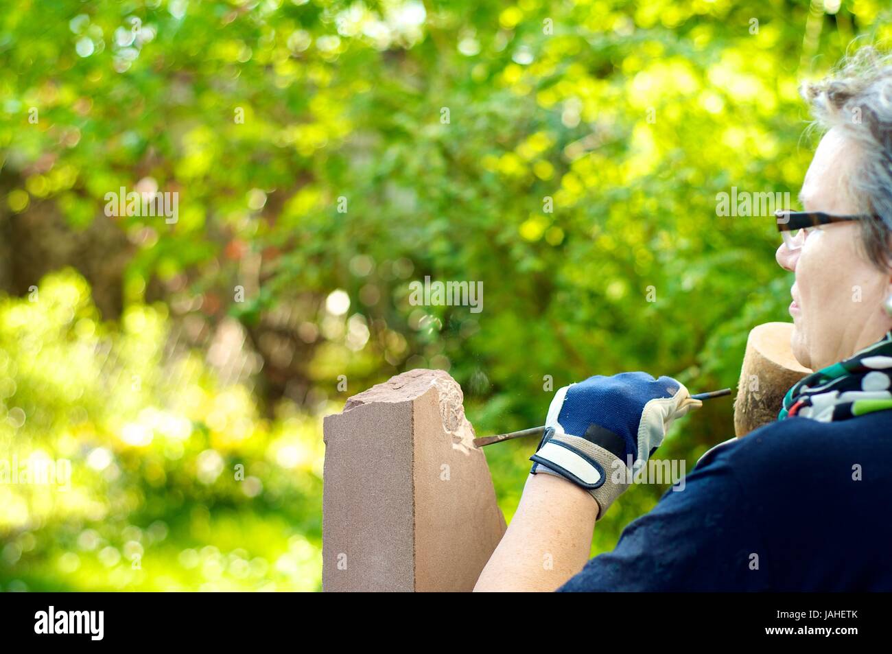 Weiblicher steinmetz hires stock photography and images Alamy