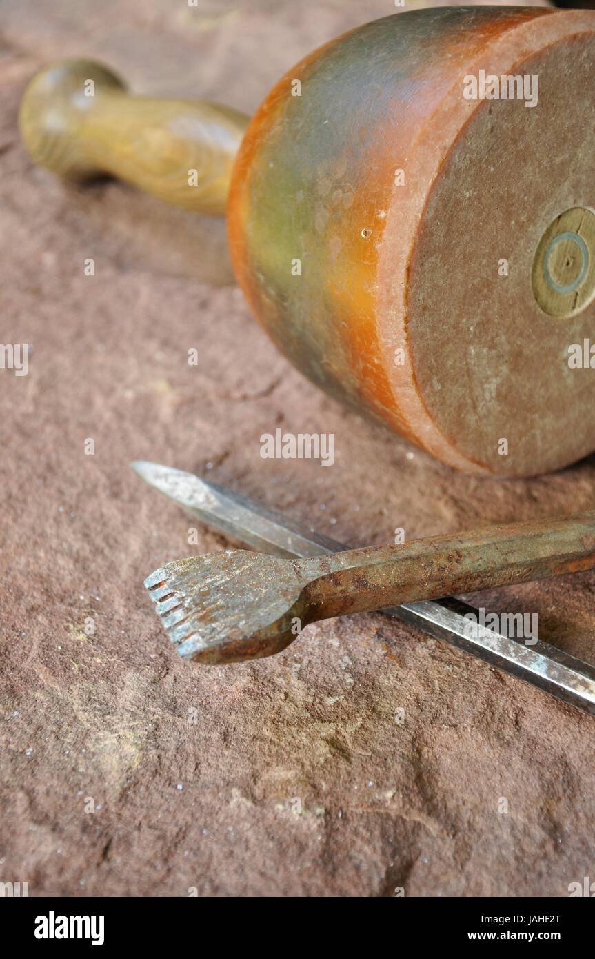 Werkzeug, Hammer und Meißel, eines Steinmetz liegt auf einem Stein Stock  Photo - Alamy