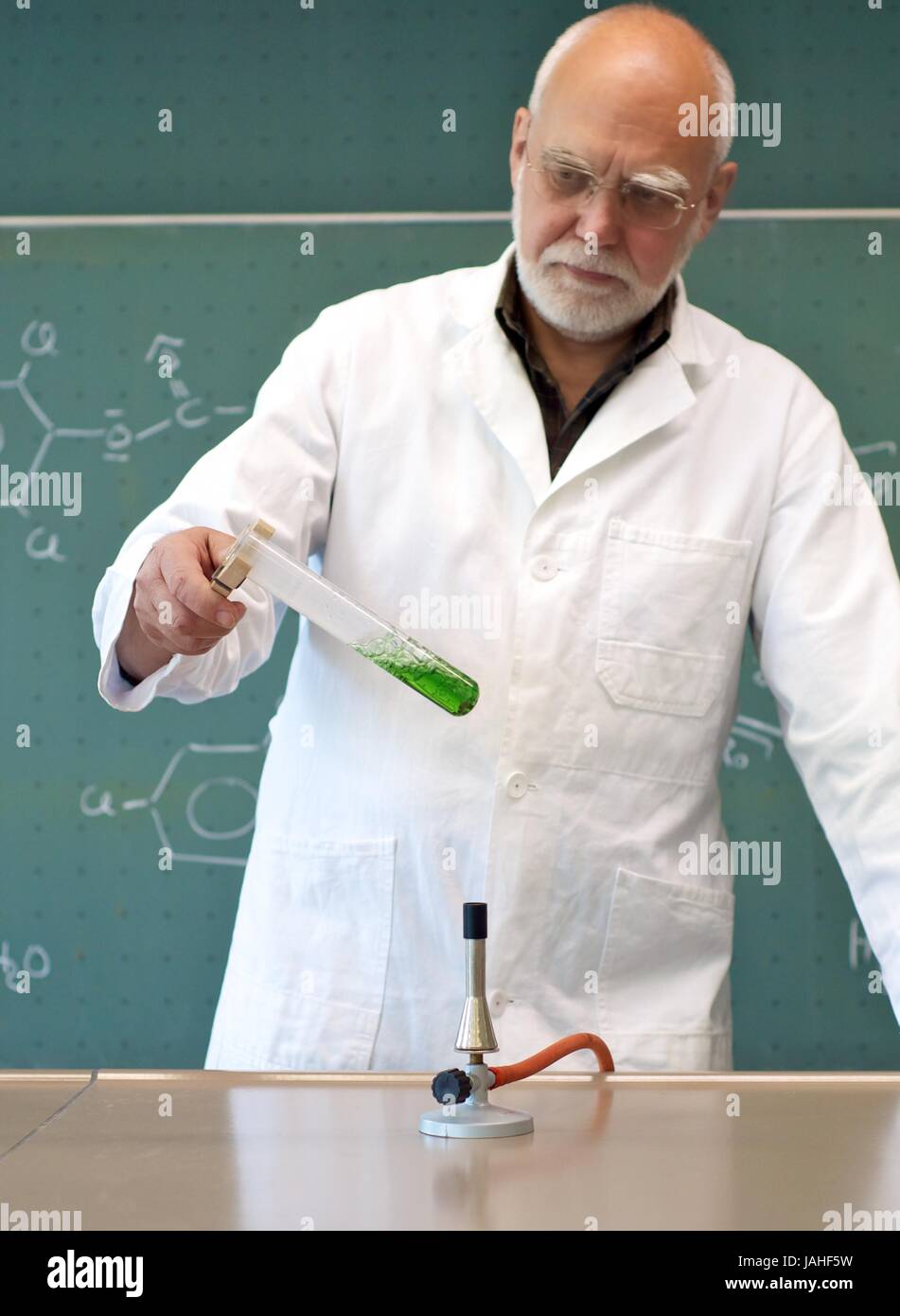 Mann erhitzt ein Reagenzglas mit Chemikalien Stock Photo