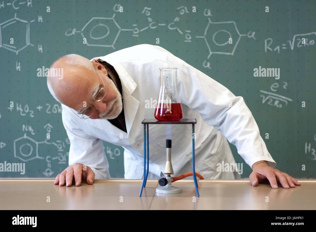 Mann erhitzt in einem Glaskolben Chemikalien Stock Photo