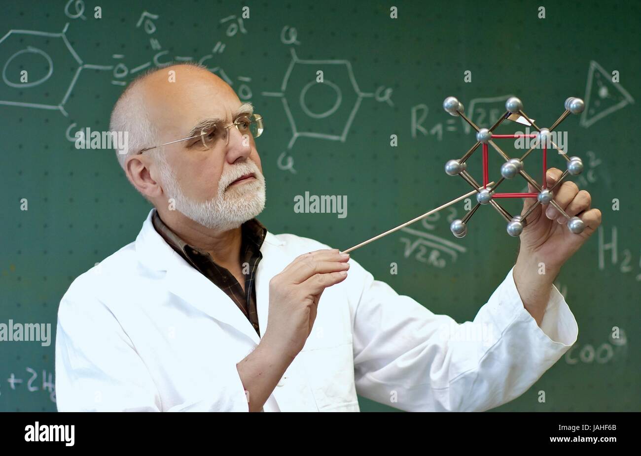 Lehrer zeigt der Klassen etwas an einem Molekülmodel Stock Photo