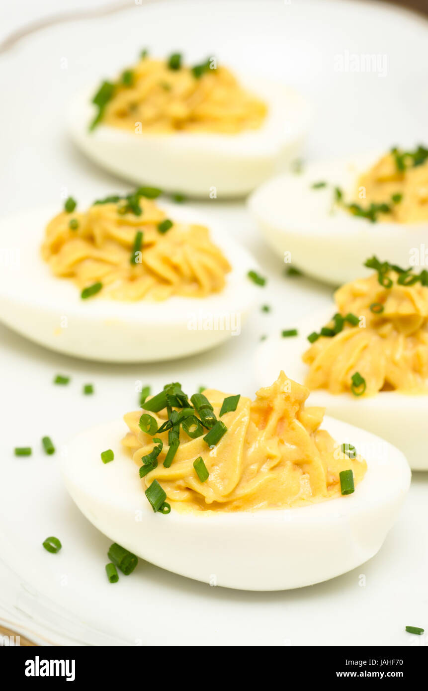 Hart gekochte Eier mit Füllung aus Eigelb, Senf und Mayonnaise Stock Photo