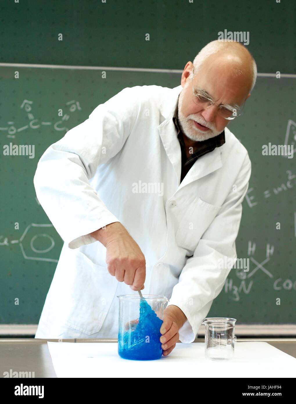 Mann rührt Chemikalien um Stock Photo