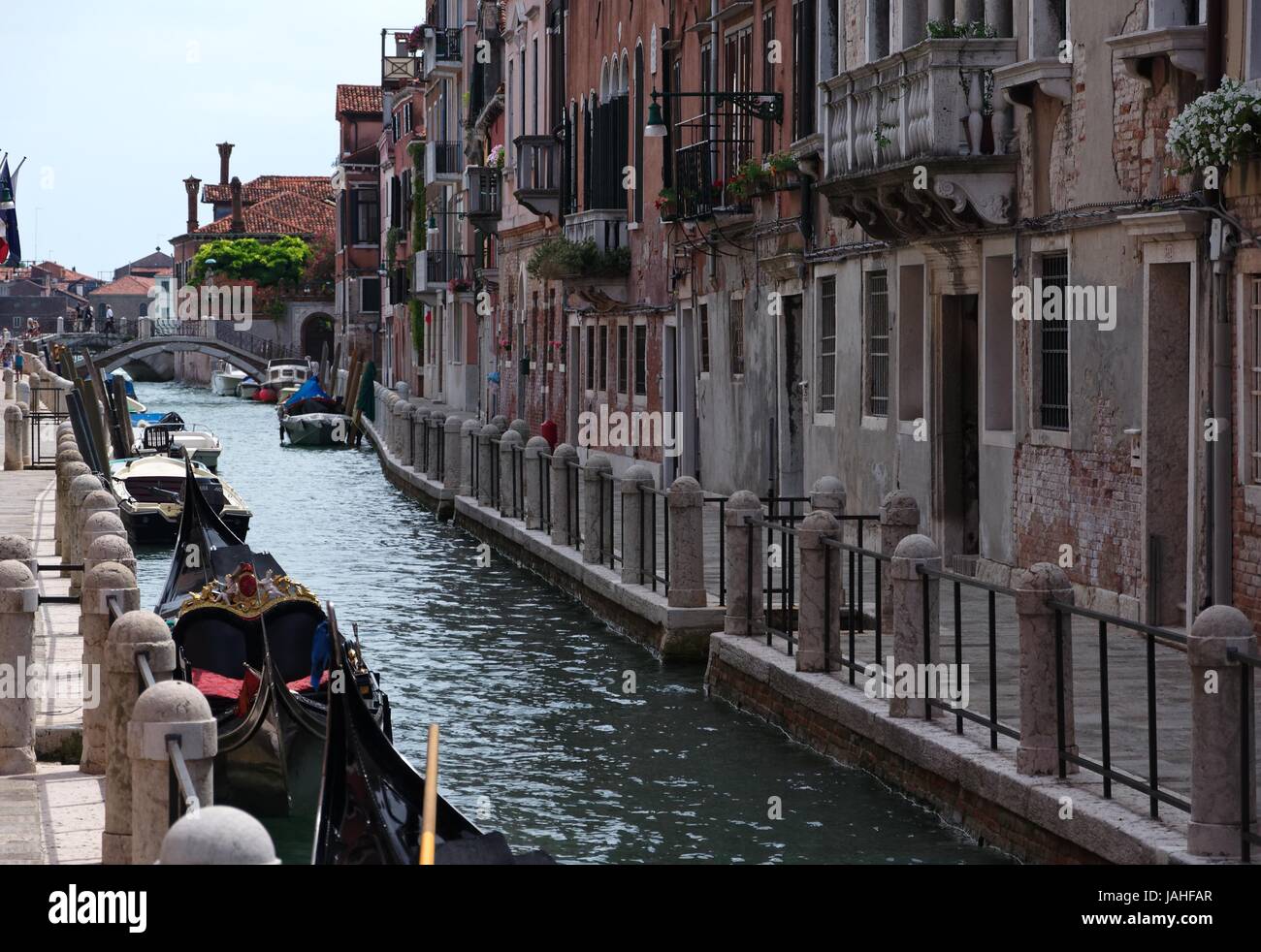 Kanal in Venedig mit kleinen Gondeln Stock Photo