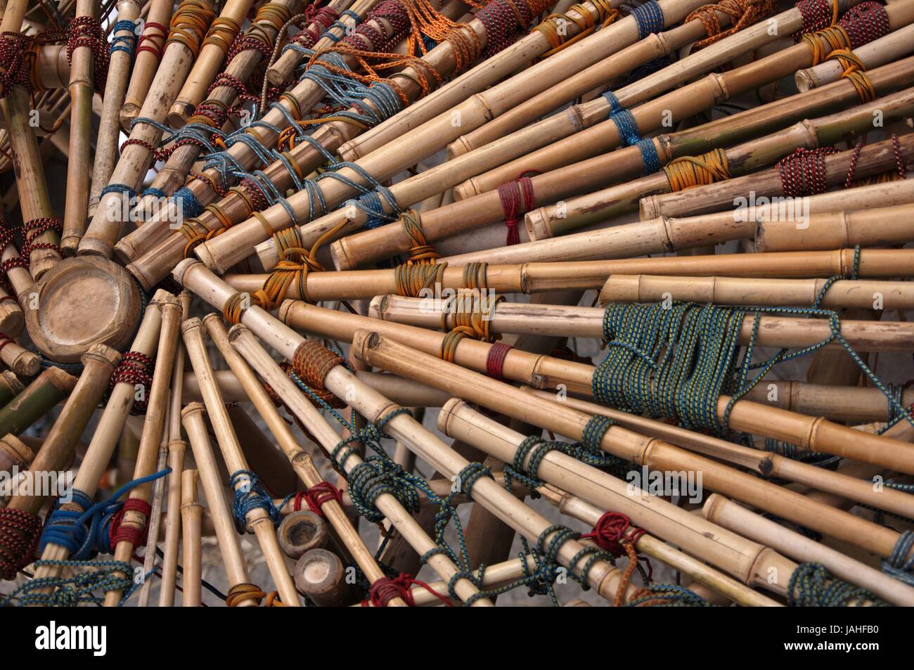 Boden aus Bambus mit Seilen gesichert Stock Photo