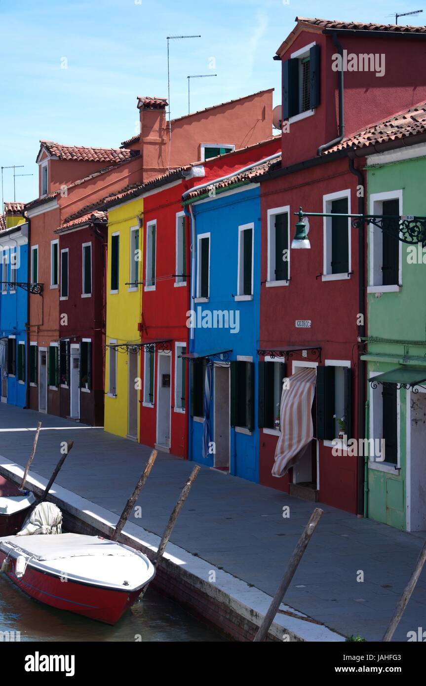 Reihe mit farbigen Häusern auf Burano Stock Photo