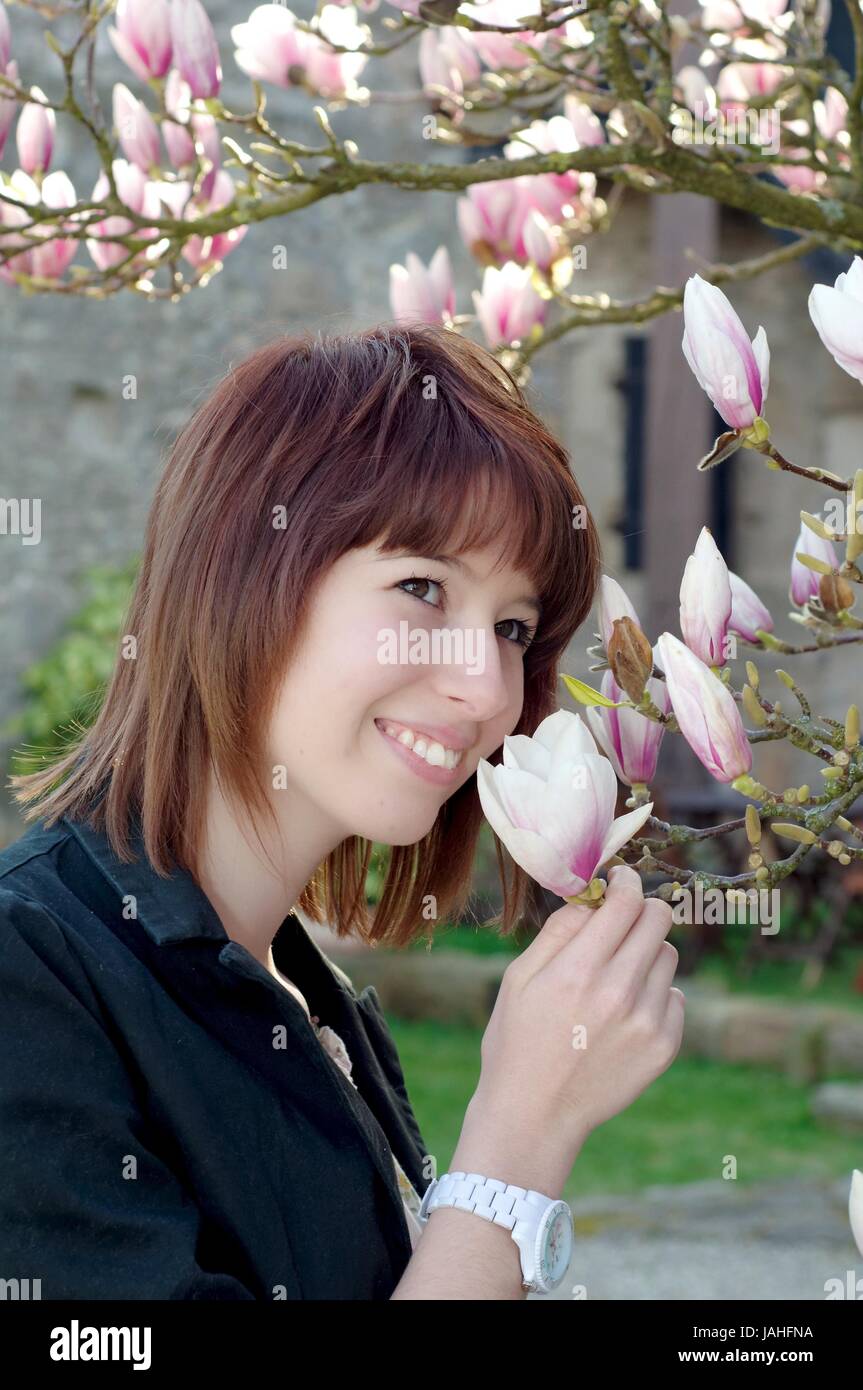 Frau riecht an einer Blüte im Garten Stock Photo Alamy