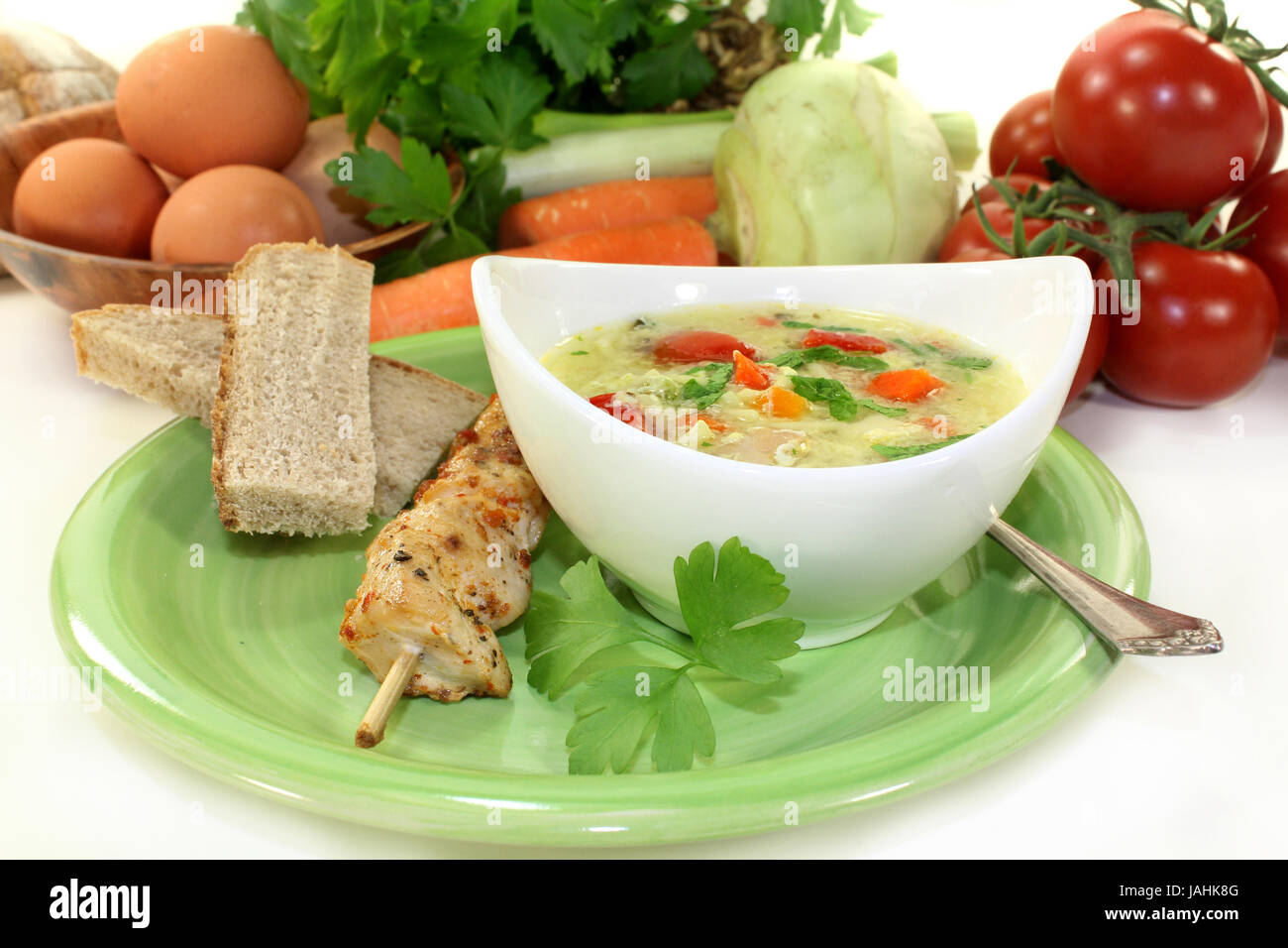 eine Hühnersuppe mit Ei und Petersilie Stock Photo - Alamy