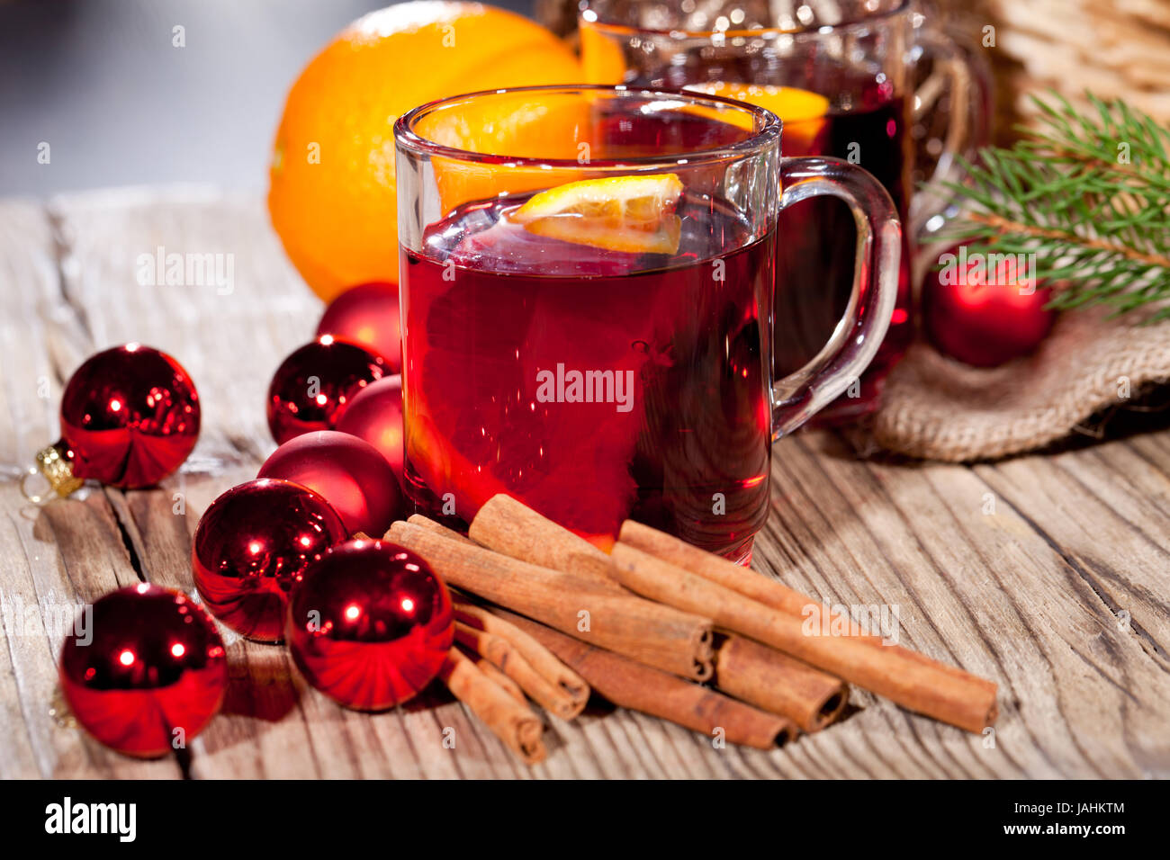 heisser aromatischer glühwein punsch mit orangen und zimt weihnachten ... heisser aromatischer glühwein punsch mit orangen und zimt weihnachten ...