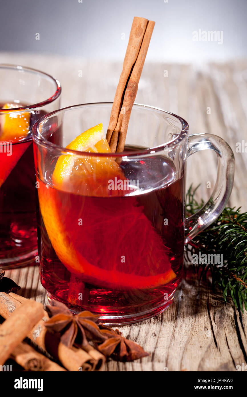 heisser aromatischer glühwein punsch mit orangen und zimt weihnachten ... heisser aromatischer glühwein punsch mit orangen und zimt weihnachten ...